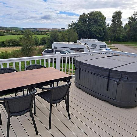 Our Kingfisher 34-4 Persons With Private Hot Tub-Pet Friendly-Tranquil Holiday Away From It All Yet Not Far From St Austell- The Holiday Home Has Two Bedrooms, Living And Dining Area, Equipped Kitchen-Decking-Outdoor Furniture-Fishing Lakes-Perfect Grampound 외부 사진