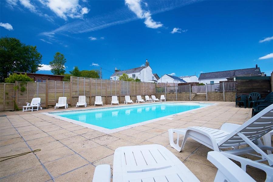 Our Kingfisher 34-4 Persons With Private Hot Tub-Pet Friendly-Tranquil Holiday Away From It All Yet Not Far From St Austell- The Holiday Home Has Two Bedrooms, Living And Dining Area, Equipped Kitchen-Decking-Outdoor Furniture-Fishing Lakes-Perfect Grampound 외부 사진