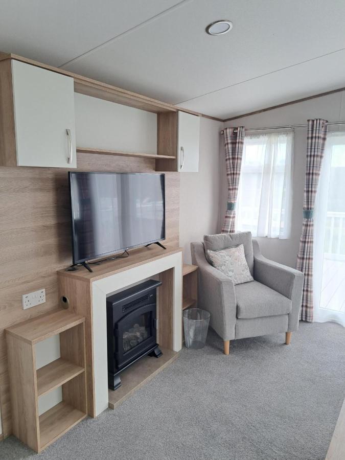 Our Kingfisher 34-4 Persons With Private Hot Tub-Pet Friendly-Tranquil Holiday Away From It All Yet Not Far From St Austell- The Holiday Home Has Two Bedrooms, Living And Dining Area, Equipped Kitchen-Decking-Outdoor Furniture-Fishing Lakes-Perfect Grampound 외부 사진