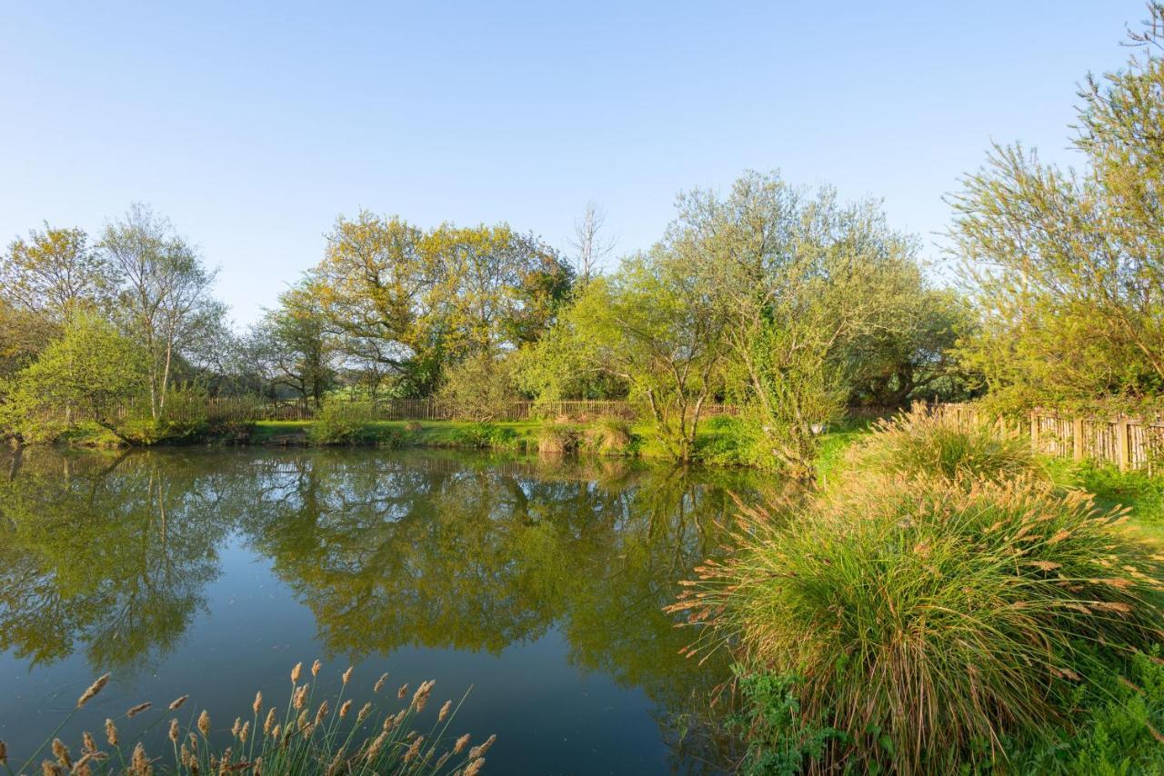 Our Kingfisher 34-4 Persons With Private Hot Tub-Pet Friendly-Tranquil Holiday Away From It All Yet Not Far From St Austell- The Holiday Home Has Two Bedrooms, Living And Dining Area, Equipped Kitchen-Decking-Outdoor Furniture-Fishing Lakes-Perfect Grampound 외부 사진
