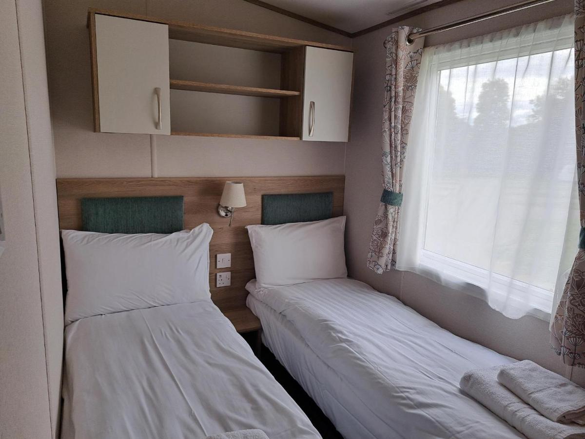 Our Kingfisher 34-4 Persons With Private Hot Tub-Pet Friendly-Tranquil Holiday Away From It All Yet Not Far From St Austell- The Holiday Home Has Two Bedrooms, Living And Dining Area, Equipped Kitchen-Decking-Outdoor Furniture-Fishing Lakes-Perfect Grampound 외부 사진