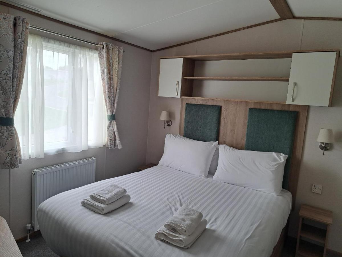 Our Kingfisher 34-4 Persons With Private Hot Tub-Pet Friendly-Tranquil Holiday Away From It All Yet Not Far From St Austell- The Holiday Home Has Two Bedrooms, Living And Dining Area, Equipped Kitchen-Decking-Outdoor Furniture-Fishing Lakes-Perfect Grampound 외부 사진