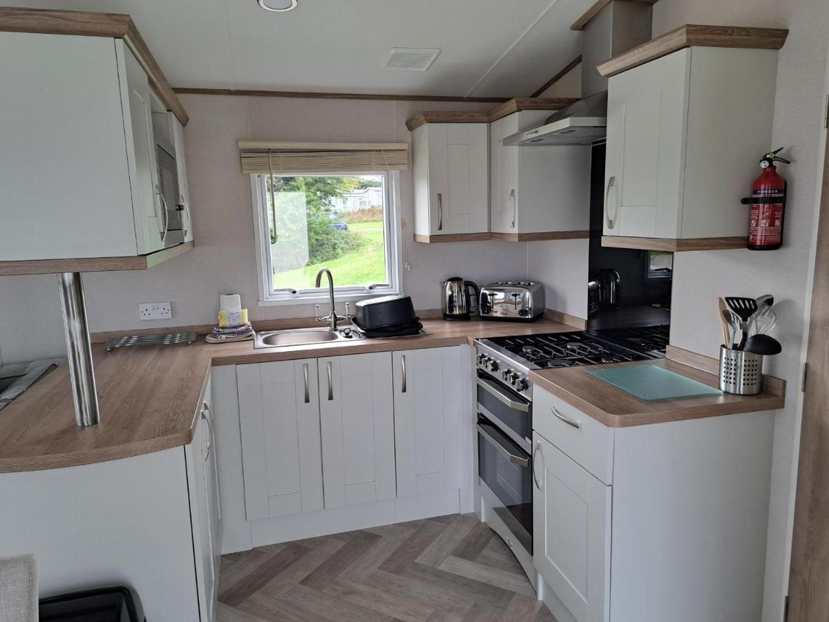 Our Kingfisher 34-4 Persons With Private Hot Tub-Pet Friendly-Tranquil Holiday Away From It All Yet Not Far From St Austell- The Holiday Home Has Two Bedrooms, Living And Dining Area, Equipped Kitchen-Decking-Outdoor Furniture-Fishing Lakes-Perfect Grampound 외부 사진