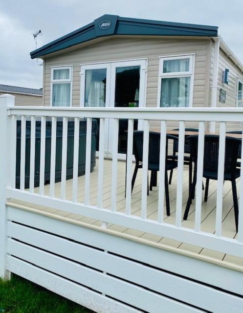 Our Kingfisher 34-4 Persons With Private Hot Tub-Pet Friendly-Tranquil Holiday Away From It All Yet Not Far From St Austell- The Holiday Home Has Two Bedrooms, Living And Dining Area, Equipped Kitchen-Decking-Outdoor Furniture-Fishing Lakes-Perfect Grampound 외부 사진